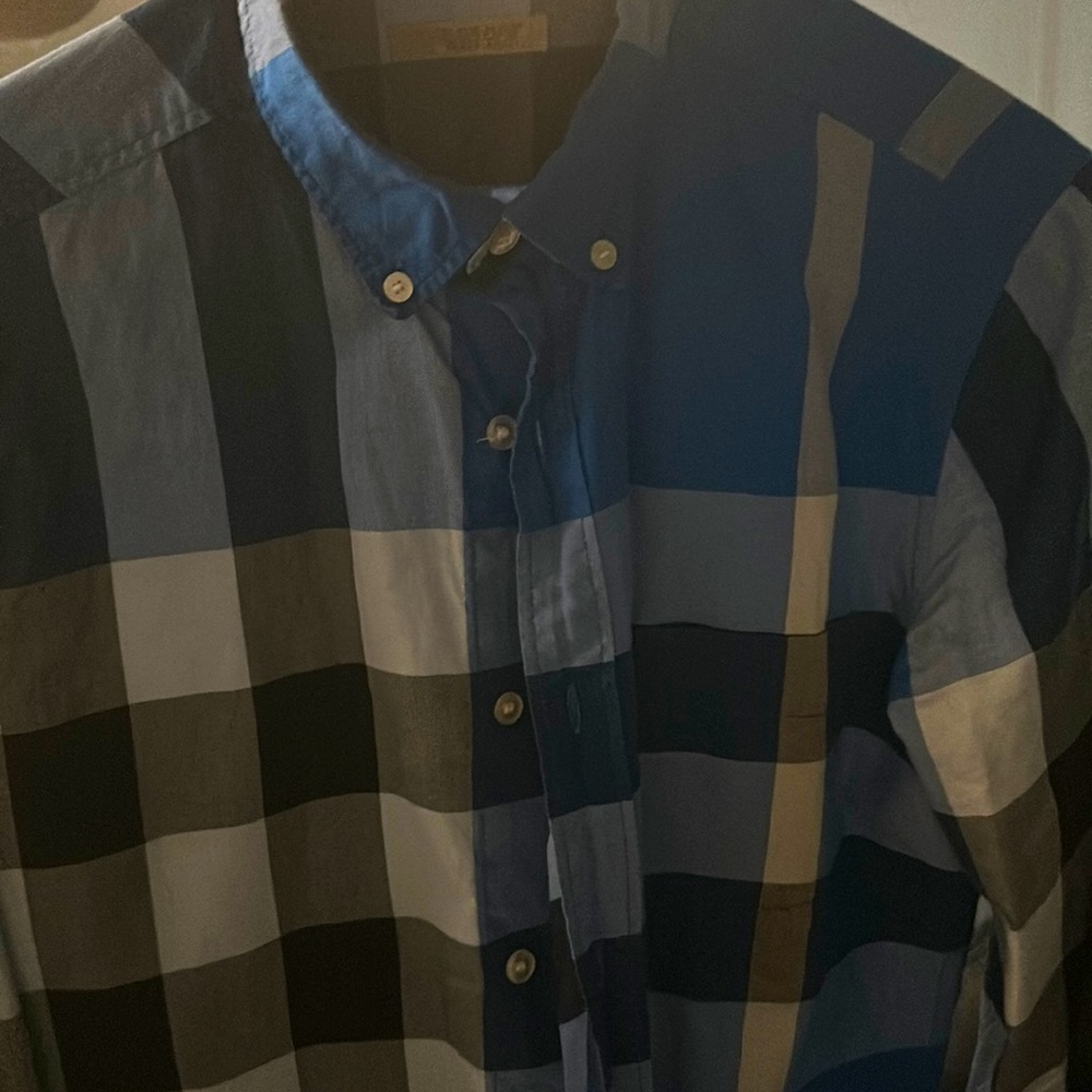 Like new Burberry shirt awesome shirt doesn’t fit nor more